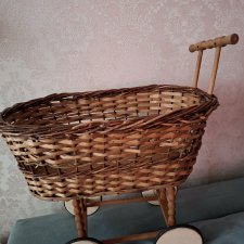 Антикварная коляска из лозы