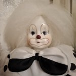 Клоун из глазурованного фарфора