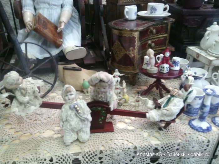 Пошла в магазин,а попала на выставку кукол))