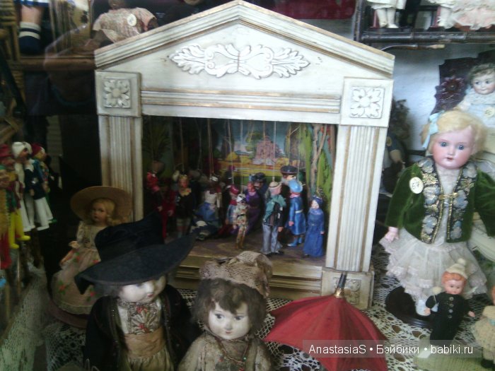 Пошла в магазин,а попала на выставку кукол))