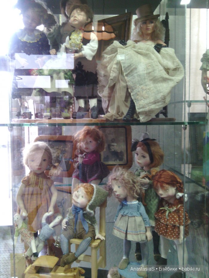 Пошла в магазин,а попала на выставку кукол))