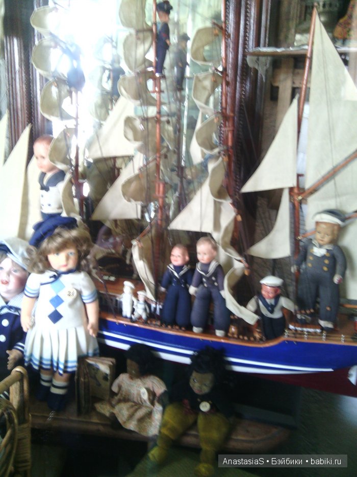 Пошла в магазин,а попала на выставку кукол))