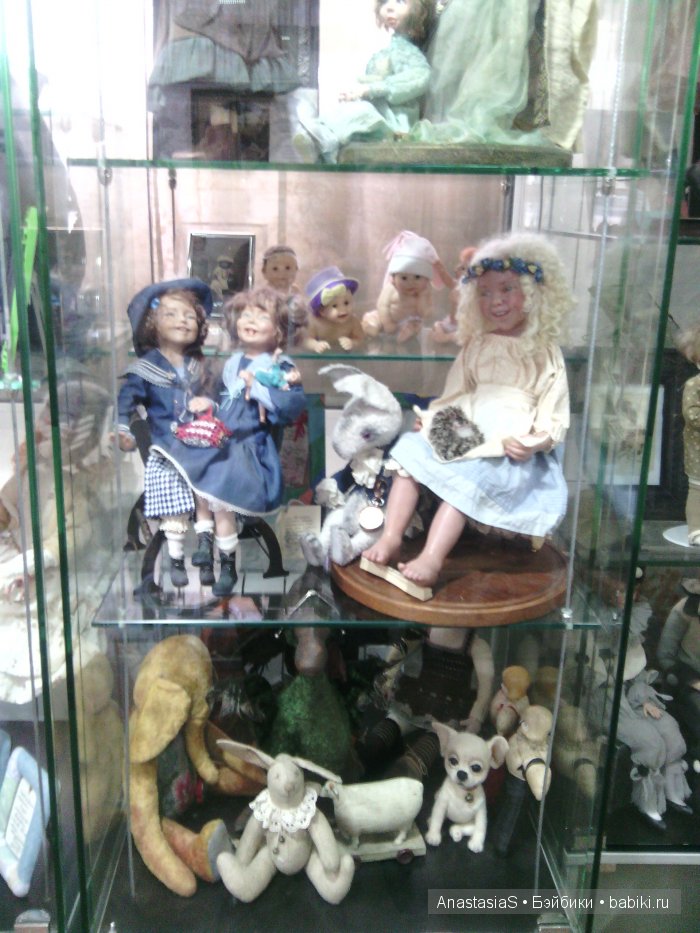 Пошла в магазин,а попала на выставку кукол))