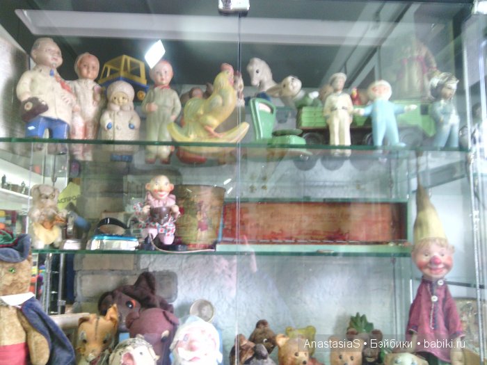 Пошла в магазин,а попала на выставку кукол))