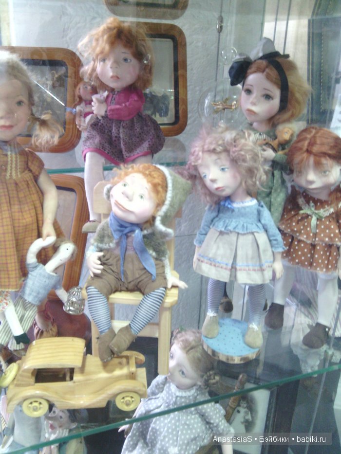 Пошла в магазин,а попала на выставку кукол))