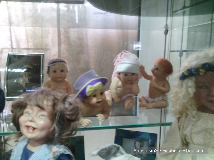 Пошла в магазин,а попала на выставку кукол))