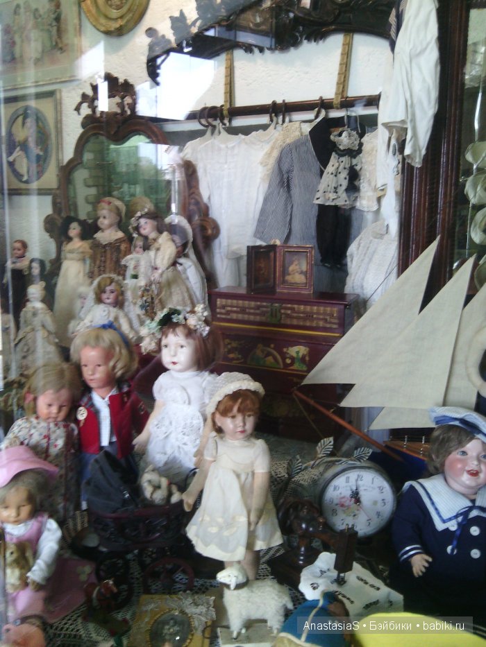 Пошла в магазин,а попала на выставку кукол))