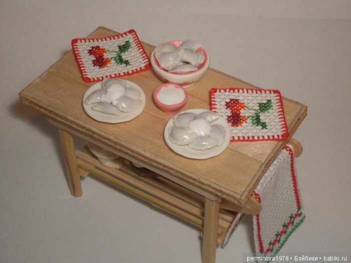 Готовим вареники с вишней, кукольная миниатюра (фото 7)