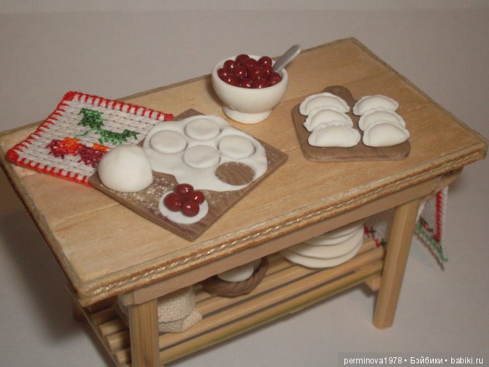 Готовим вареники с вишней, кукольная миниатюра (фото 5)