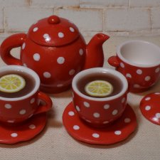 Красный чайник в белый горошек