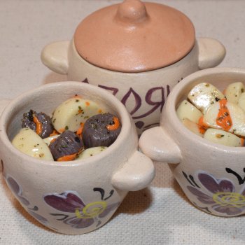 Картошка с мясом в горшочках