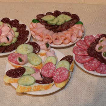 Бутерброды с колбасой