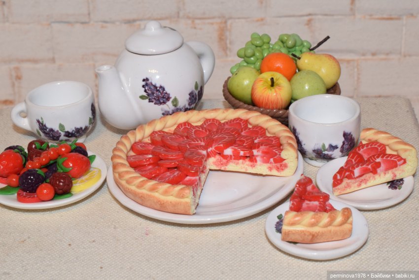 Пирог с клубникой — Кукольная миниатюра своими руками: еда (фото 10)