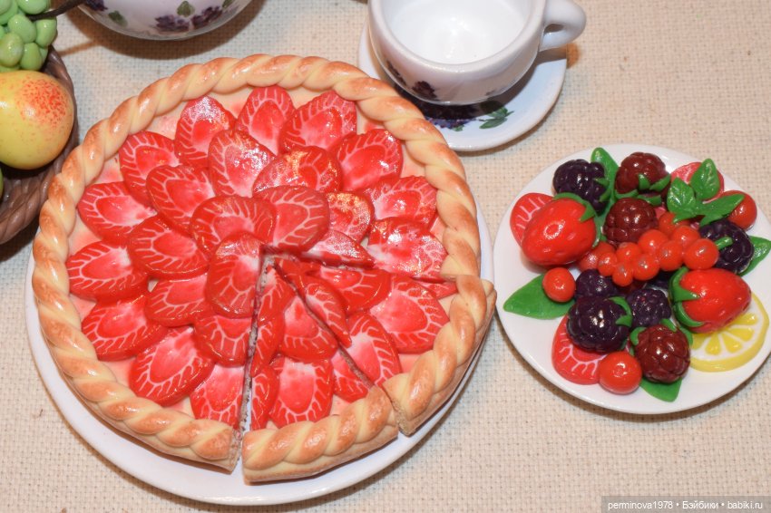 Пирог с клубникой — Кукольная миниатюра своими руками: еда