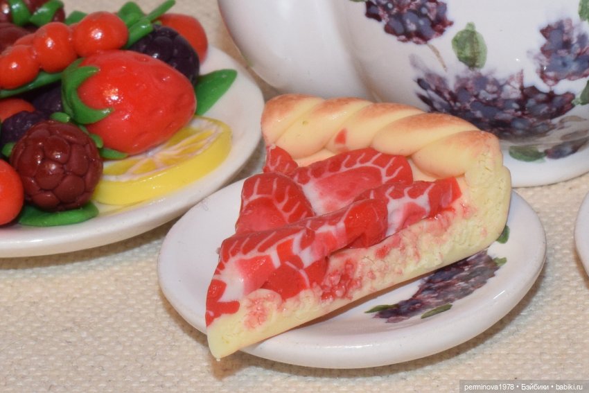 Пирог с клубникой — Кукольная миниатюра своими руками: еда (фото 7)