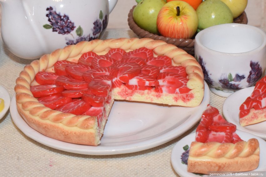 Пирог с клубникой — Кукольная миниатюра своими руками: еда