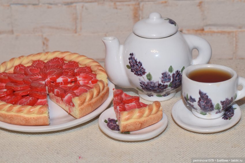 Пирог с клубникой — Кукольная миниатюра своими руками: еда (фото 9)