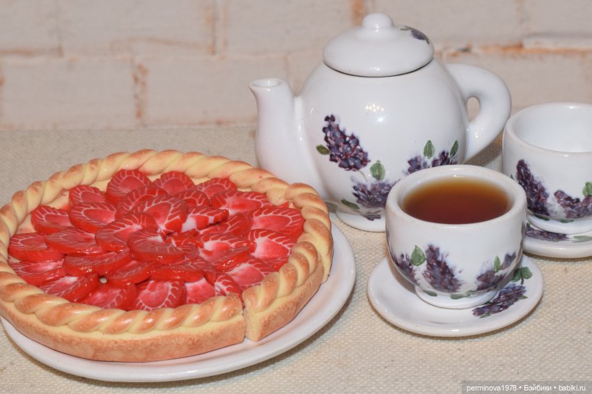 Пирог с клубникой — Кукольная миниатюра своими руками: еда (фото 5)