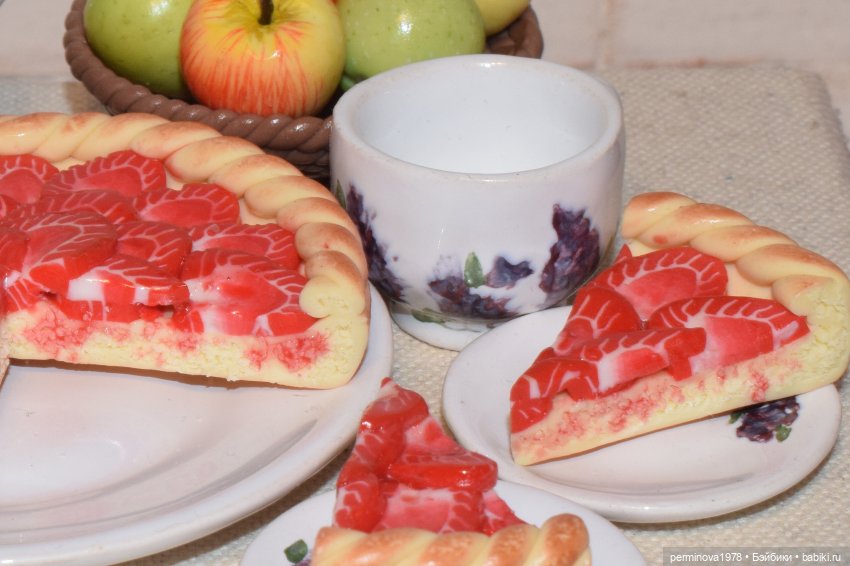 Пирог с клубникой — Кукольная миниатюра своими руками: еда