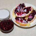 Батон с вареньем и сметаной. Миниатюра 1 к 4