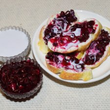 Батон с вареньем и сметаной. Миниатюра 1 к 4