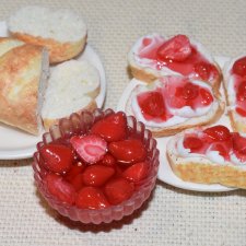 Клубничный джем и творожный сыр