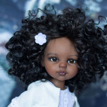 Элли, черная жемчужинка в белом