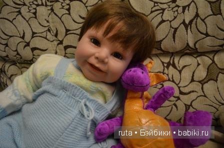 С этим дракошей я буду спать в своей кроватке