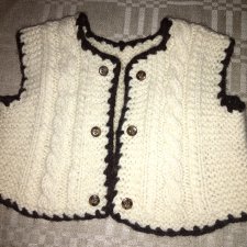 Вязаная безрукавка для большой куклы