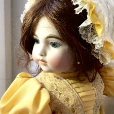 Bru в жёлтом Сероглазая красавица