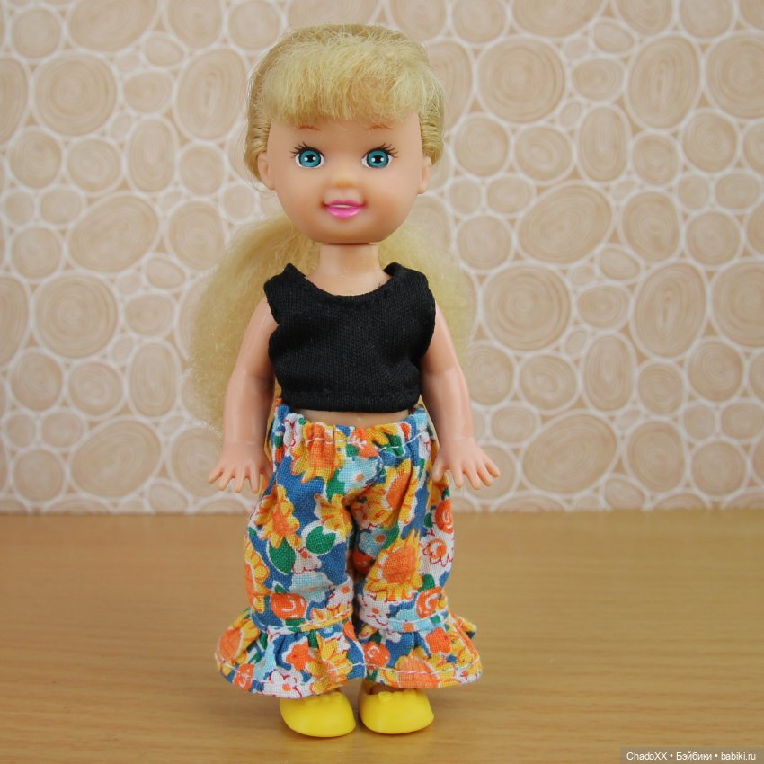 Витрины с мини-куклами. Часть 1: Келли и компания