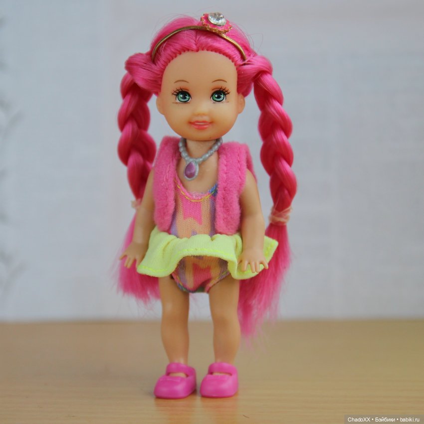 Витрины с мини-куклами. Часть 1: Келли и компания