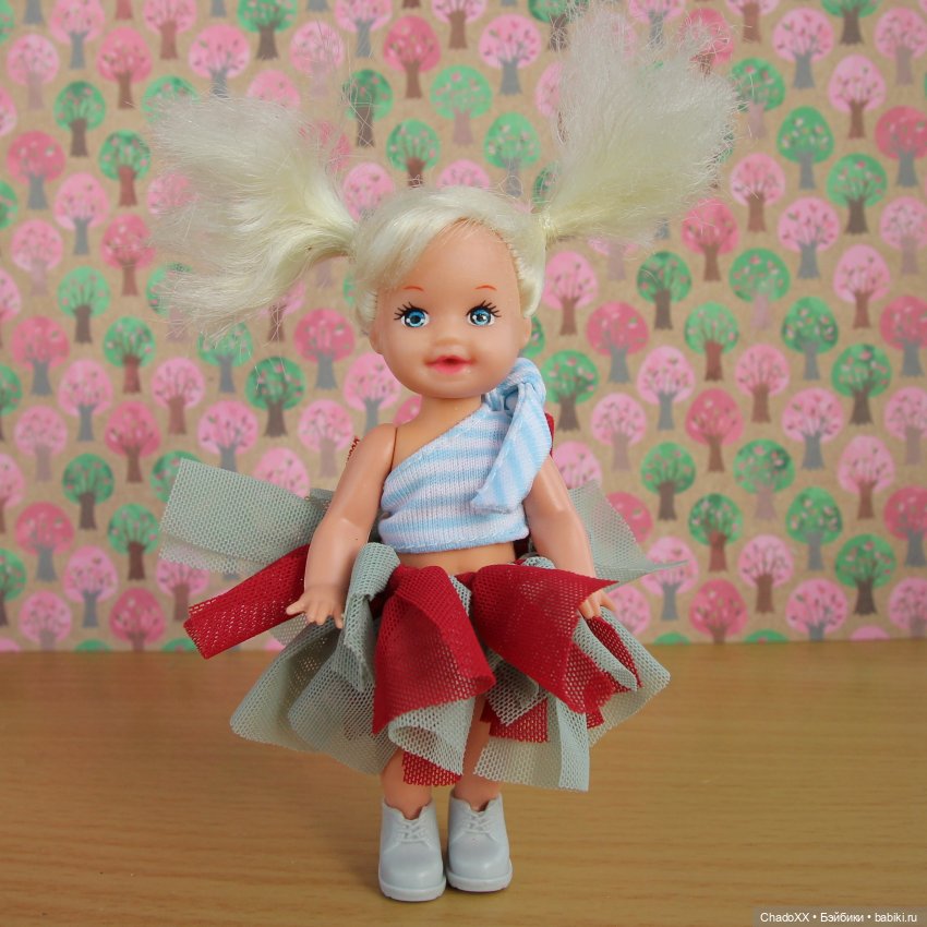 Витрины с мини-куклами. Часть 1: Келли и компания