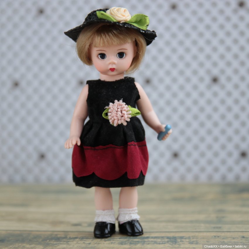 Витрины с мини-куклами. Часть 3: Мадам Александр и Ко