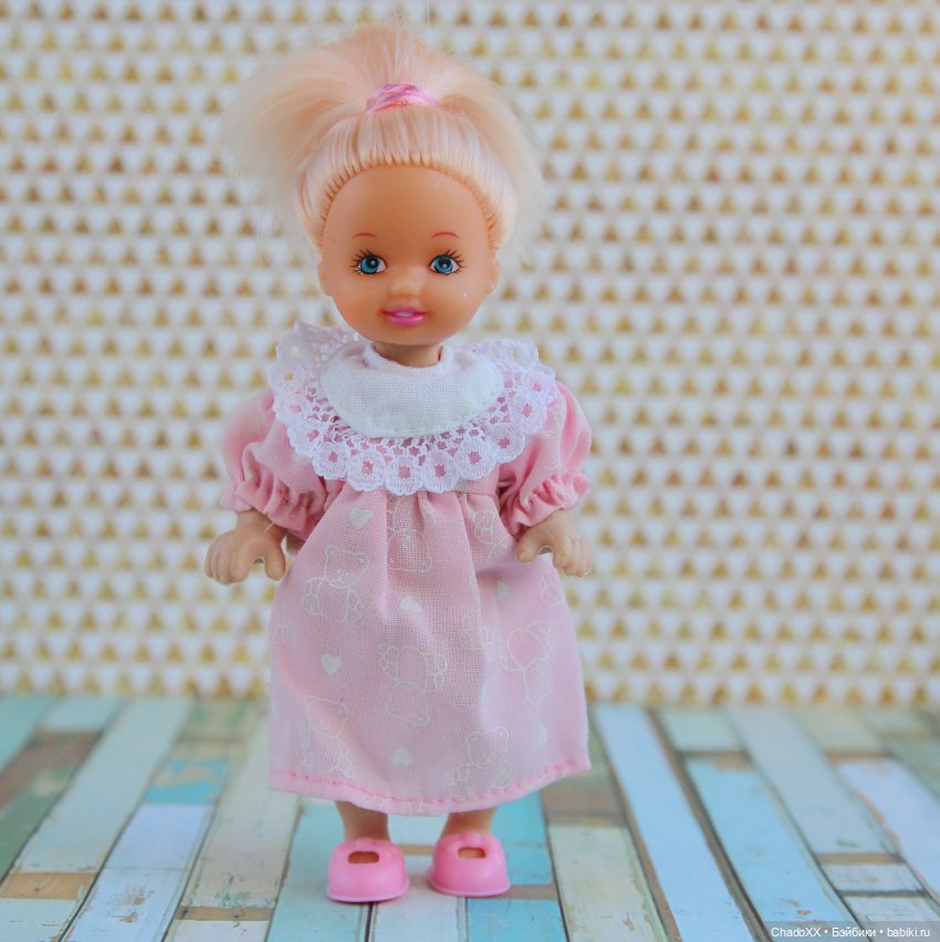 Витрины с мини-куклами. Часть 2: Еви и компания