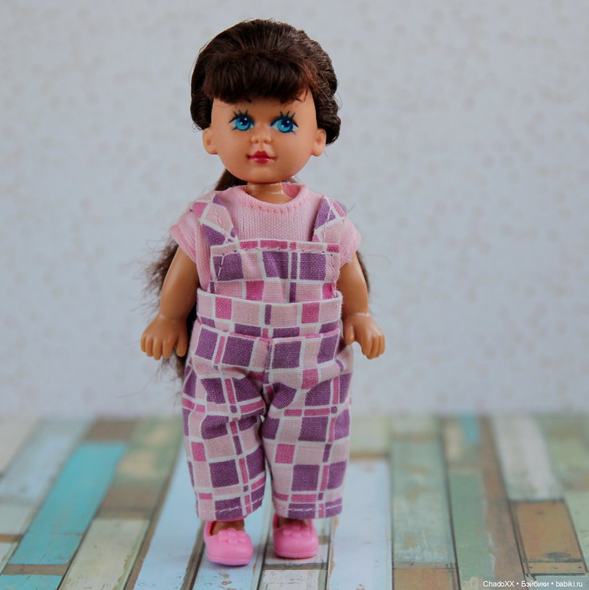 Витрины с мини-куклами. Часть 2: Еви и компания