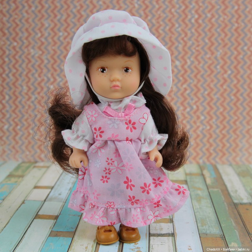 Витрины с мини-куклами. Часть 2: Еви и компания