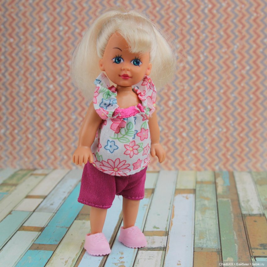 Витрины с мини-куклами. Часть 2: Еви и компания