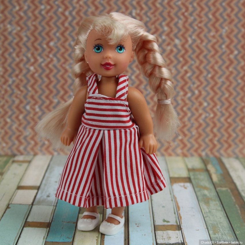Витрины с мини-куклами. Часть 2: Еви и компания