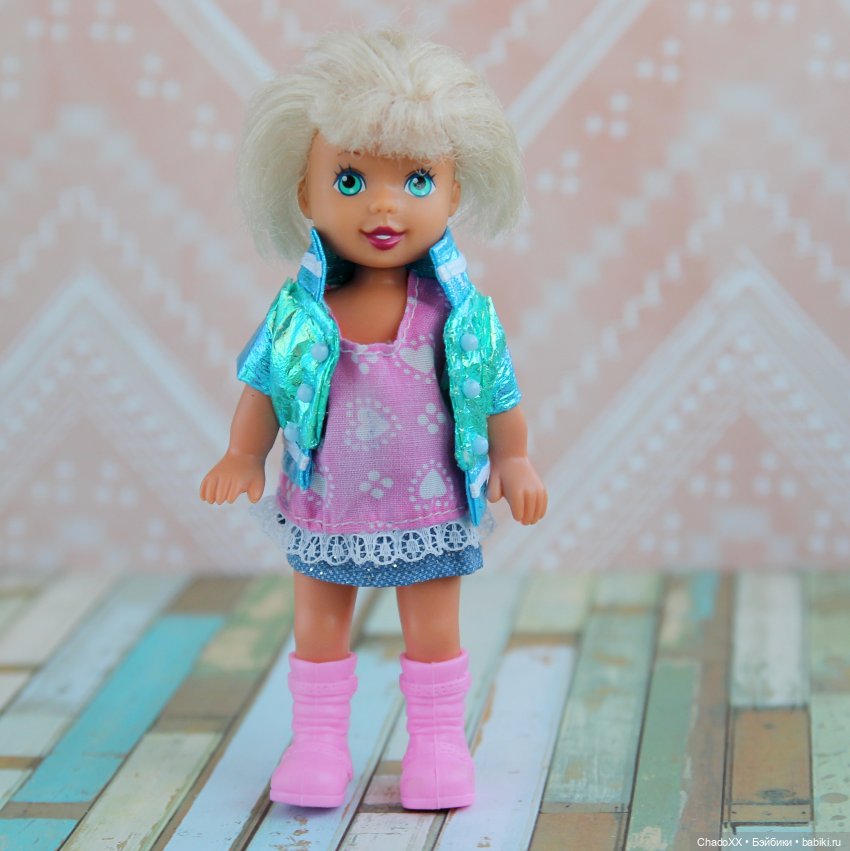 Витрины с мини-куклами. Часть 2: Еви и компания