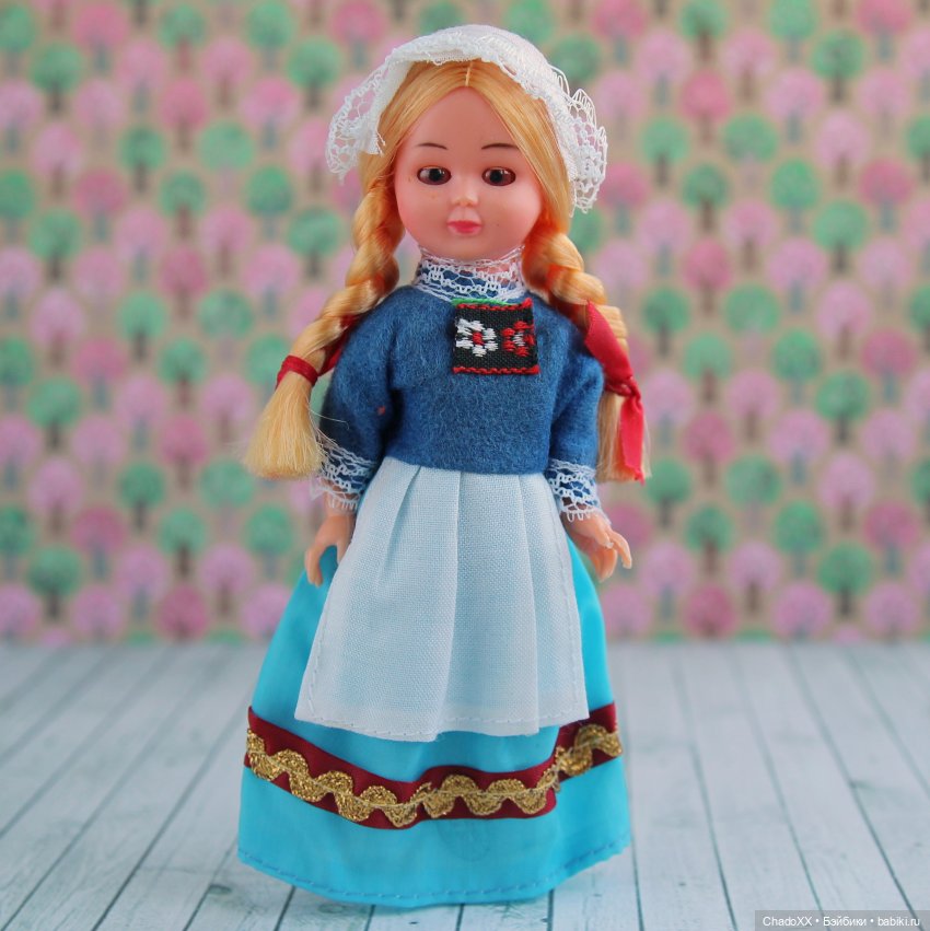 Витрины с мини-куклами. Часть 3: Мадам Александр и Ко