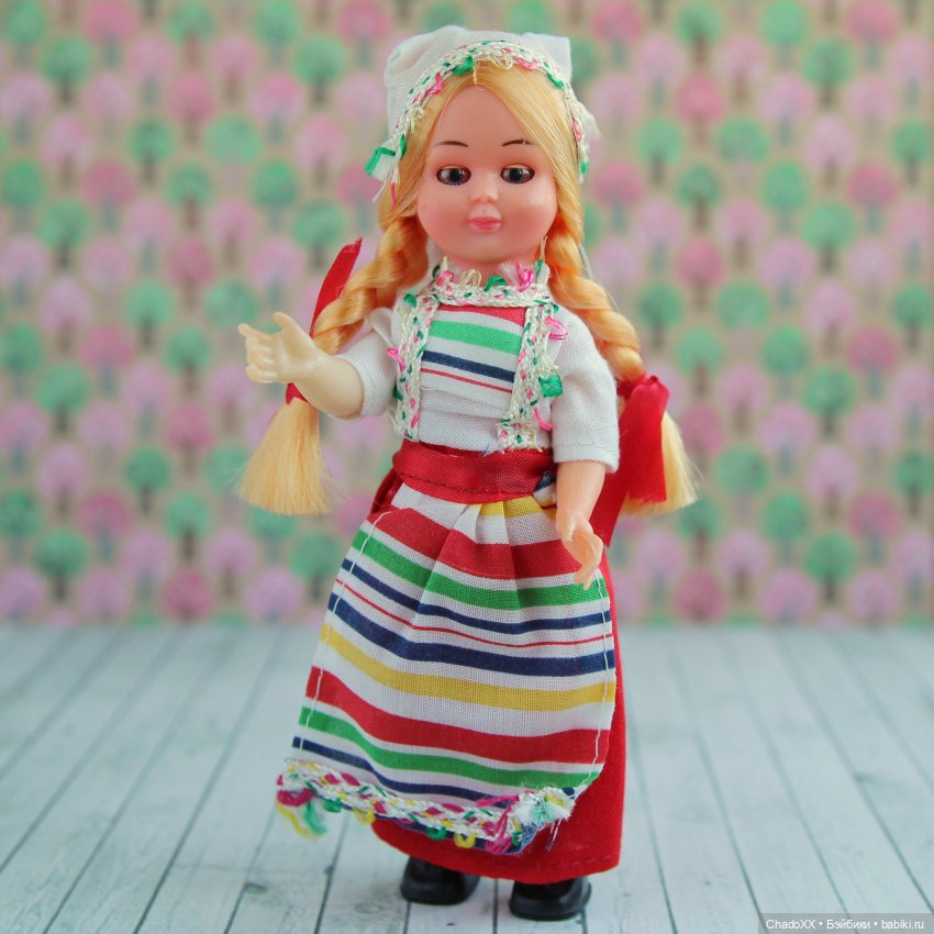 Витрины с мини-куклами. Часть 3: Мадам Александр и Ко