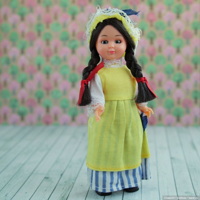 Витрины с мини-куклами. Часть 3: Мадам Александр и Ко