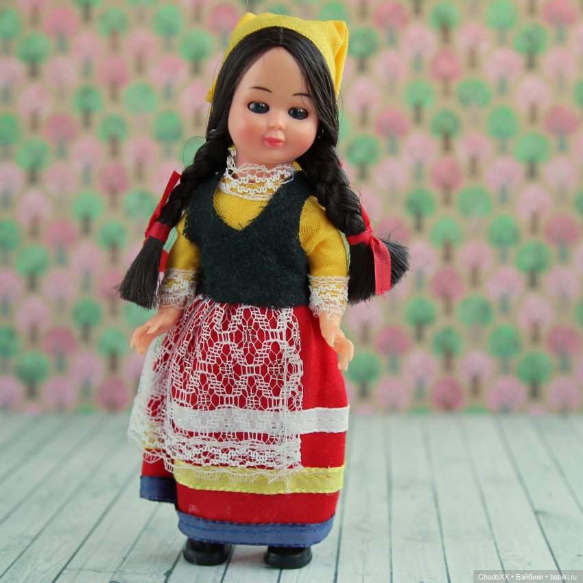 Витрины с мини-куклами. Часть 3: Мадам Александр и Ко