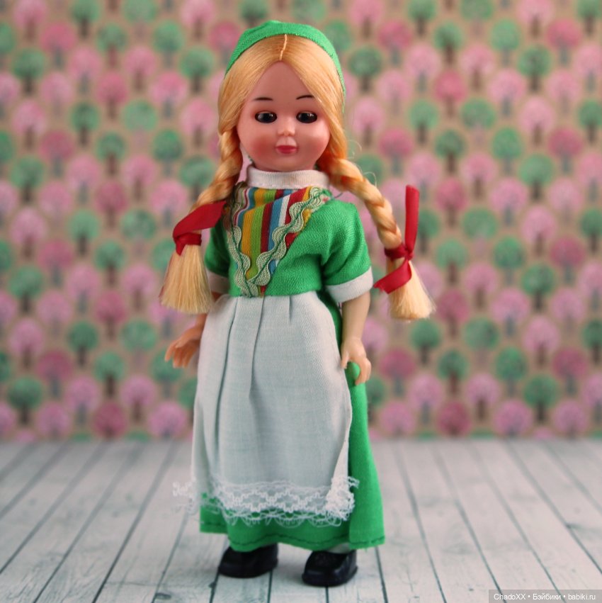 Витрины с мини-куклами. Часть 3: Мадам Александр и Ко