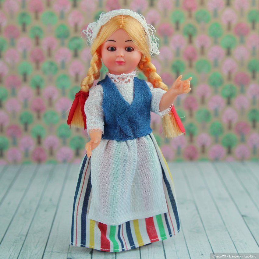 Витрины с мини-куклами. Часть 3: Мадам Александр и Ко