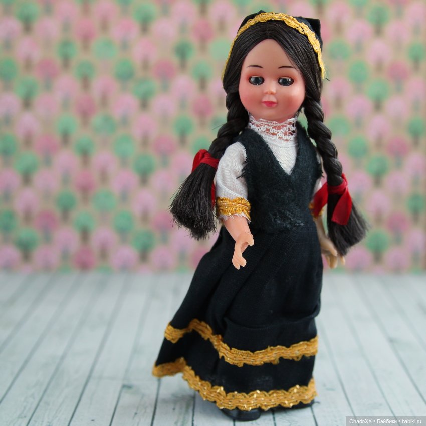 Витрины с мини-куклами. Часть 3: Мадам Александр и Ко