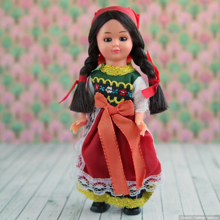 Витрины с мини-куклами. Часть 3: Мадам Александр и Ко