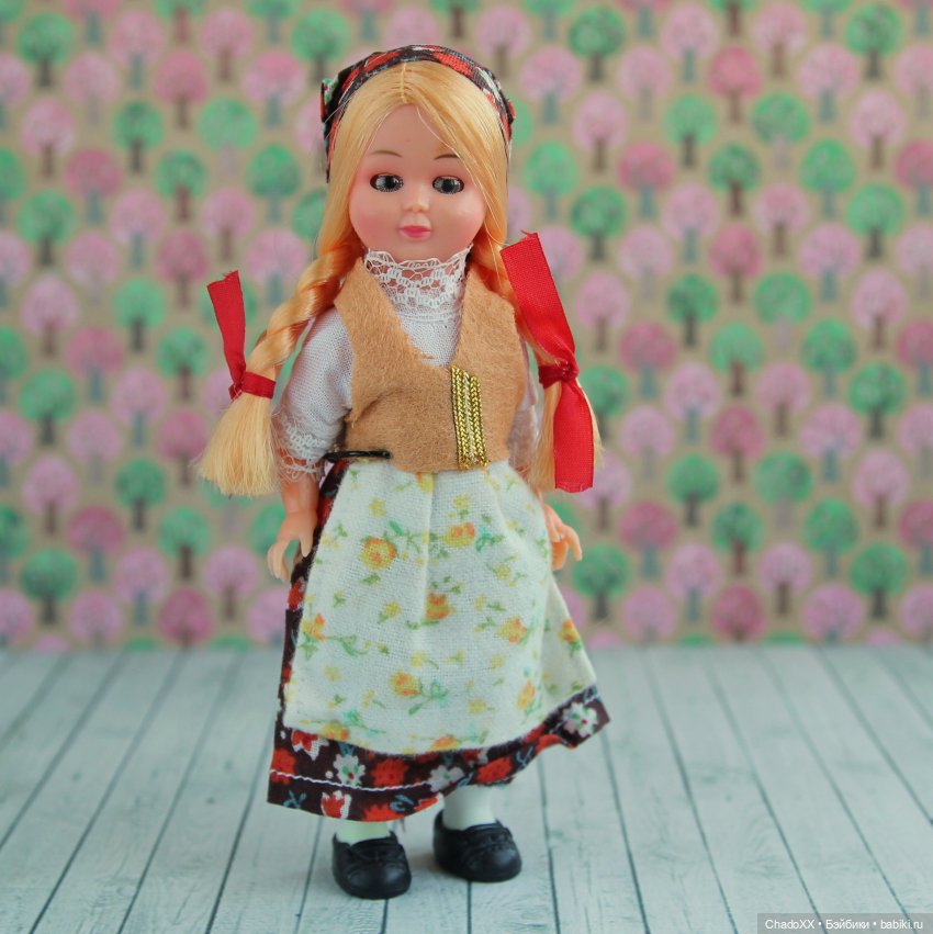 Витрины с мини-куклами. Часть 3: Мадам Александр и Ко