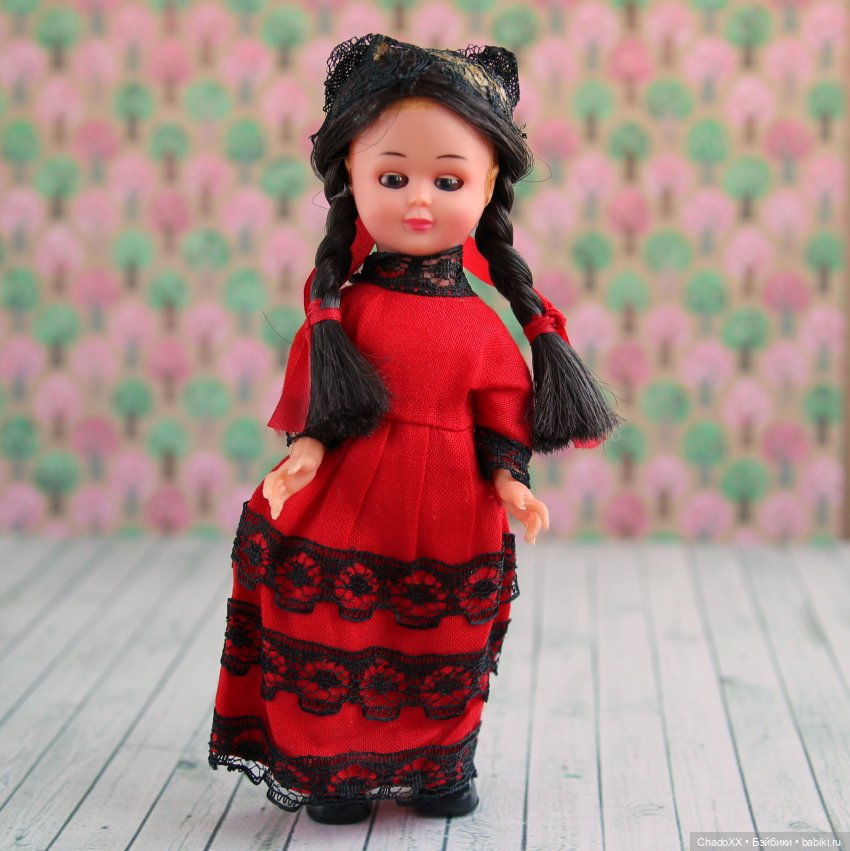 Витрины с мини-куклами. Часть 3: Мадам Александр и Ко